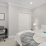 Lavish 1Br Rooftop Pool & Gym
