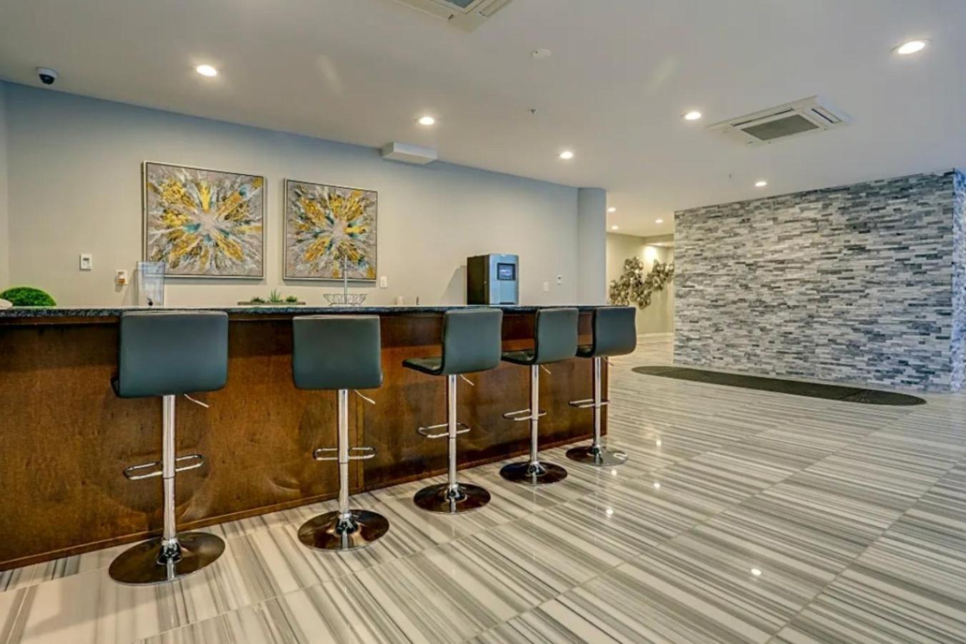 Lavish 1br Rooftop Pool & Gym Apartment *