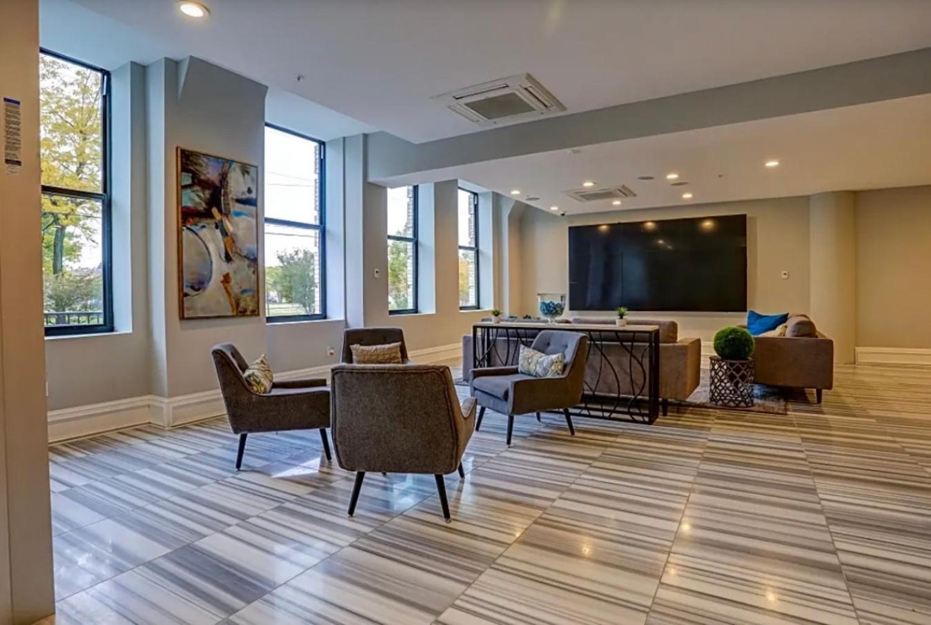 Apartment Lavish 1br Rooftop Pool & Gym