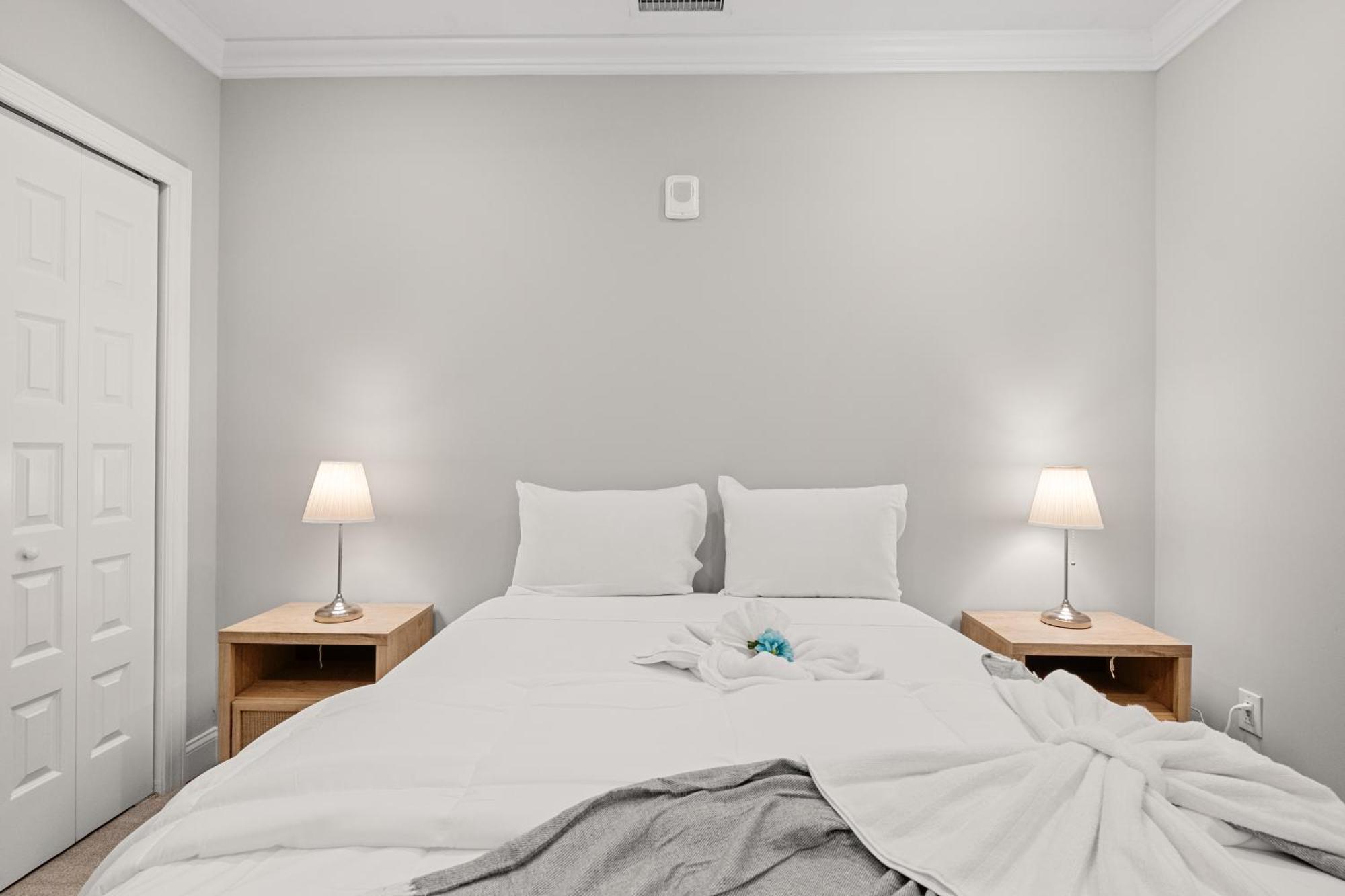 Lavish 1br Rooftop Pool & Gym Apartment *