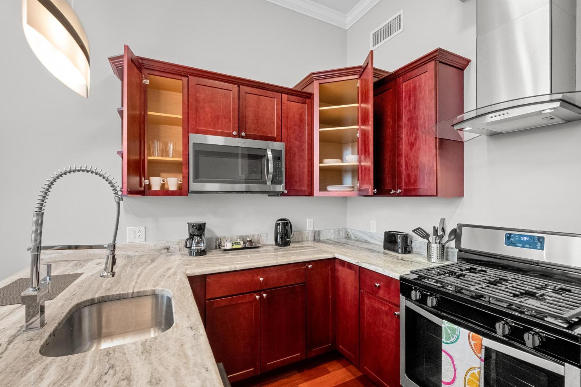 Lavish 1br Rooftop Pool & Gym Apartment